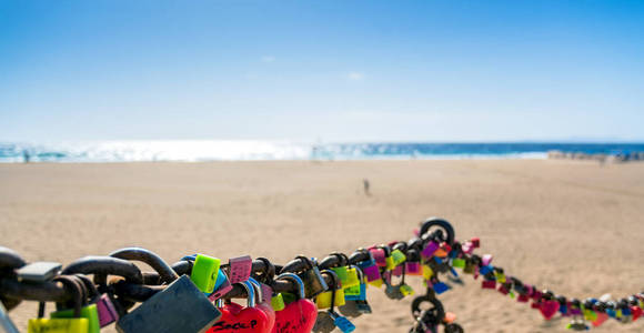 西班牙2016年12月29日 西班牙的卡门海滩大道上的爱锁沙滩和海洋。卡门是兰萨罗特岛上的主要旅游城市。