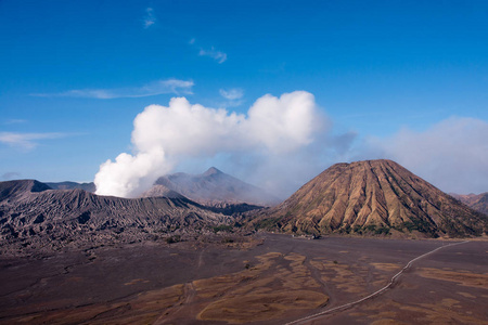 装载溴，活跃的火山与清澈的天空在印度尼西亚东爪哇的腾格里莫国家公园