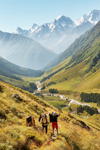 在山中徒步旅行者