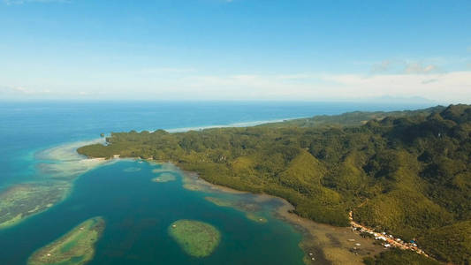 鸟瞰图热带环礁湖 大海 沙滩。热带小岛。薄荷岛，菲律宾