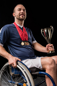 残奥会轮椅与奖杯图片