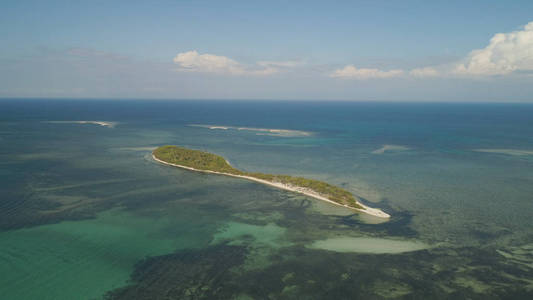 热带海岛 Tanduyong 与海滩