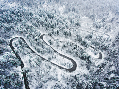 山上蜿蜒的道路上的极端冬季天气