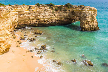 普拉亚德 Albandeira美丽的海岸和海滩的阿尔加维，葡萄牙