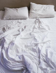 床床垫枕头和毯子在卧室里搞砸了