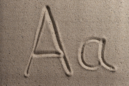 在干沙上画的英文字母
