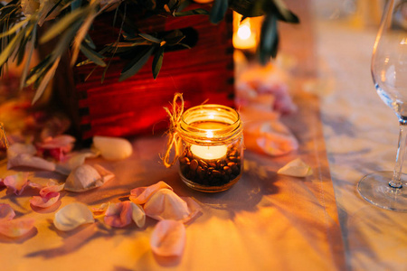 婚礼在宴会桌上的蜡烛
