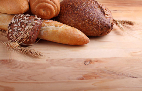 wodden 背景下不同类型的芝麻籽面包