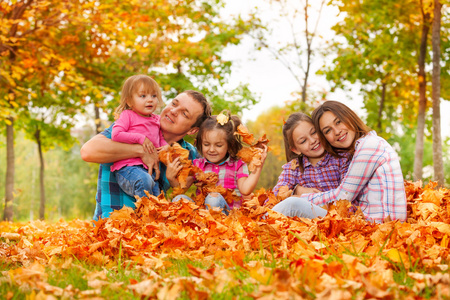 家庭在秋天公园