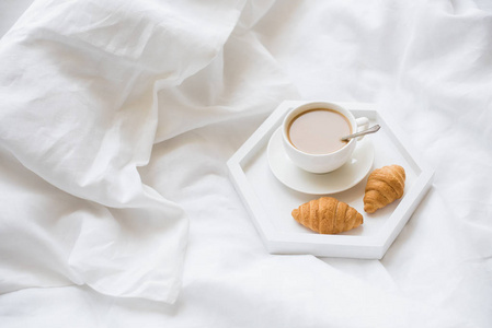清晨早餐在床上, 咖啡和牛角面包托盘上
