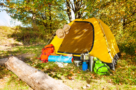 美丽的营地，帐篷，背包