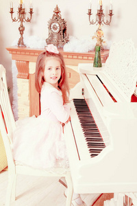 小女孩在白色的钢琴