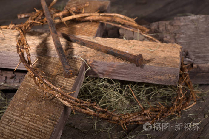荆棘冠冕,木制的十字架