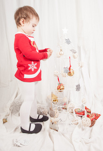 漂亮的小女孩玩圣诞装饰品