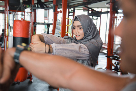 亚洲青年健身穆斯林妇女面纱拉伸