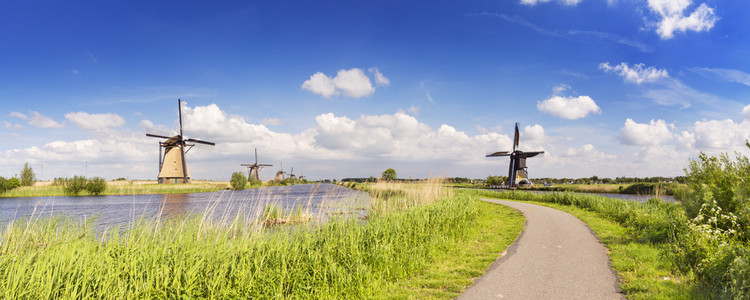 传统的荷兰风车风车村在阳光灿烂的日子