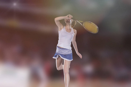 女子网球运动员在球场上打网球