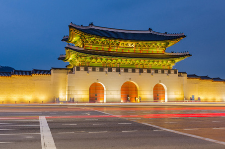 晚上在首尔的景福宫的光化门图片
