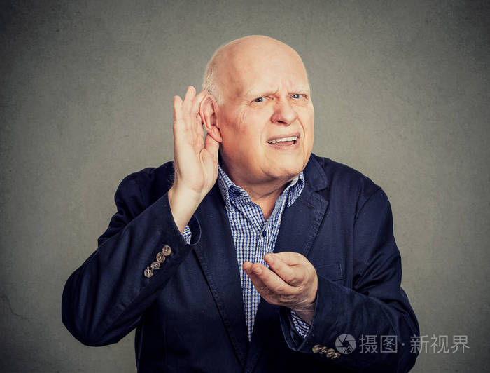 老人耳背,置于手耳问有人挺身而出