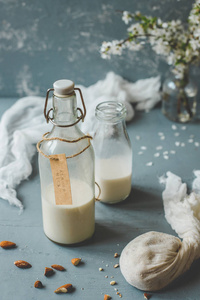 木质玻璃瓶中的纯素食非乳制品杏仁奶