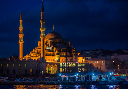 在晚上的蓝色清真寺
