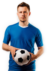 年轻英俊的足球运动员握在手上足球摆在白色孤立的球