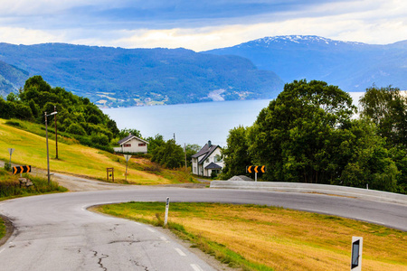 挪威国家房屋在山峦上湖岸