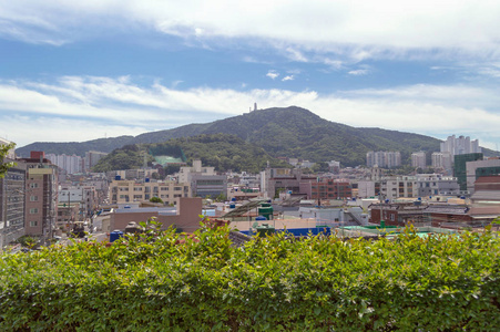 从日光看韩国釜山的城市风貌和丘陵