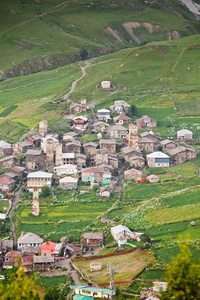 老格鲁吉亚村庄上斯瓦涅季在 Georgi 山脉下