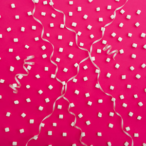 棉花糖和磁带上粉红色背景