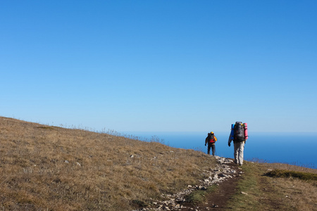徒步旅行者降序克里米亚山脉的山