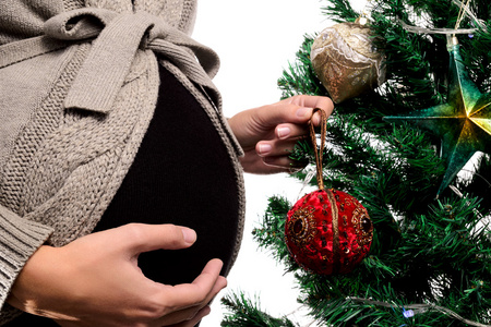 孕妇装饰一棵圣诞树