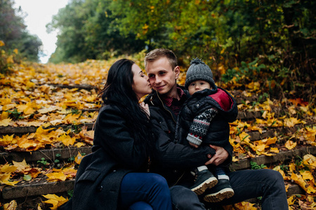 年轻的家庭和刚出生的儿子，在秋天的公园