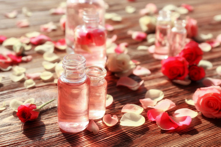 香水瓶和玫瑰