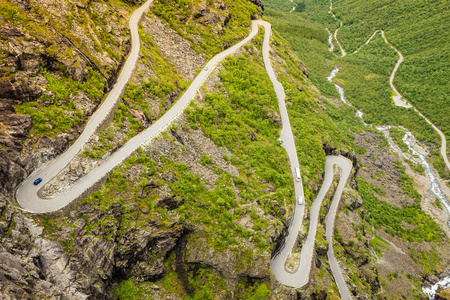 巨魔路径罗斯蒂或 Trollstigveien 蜿蜒在挪威欧洲的风景山路