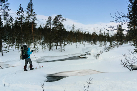 游客在俄罗斯的拉普兰解冻过河，科拉半岛