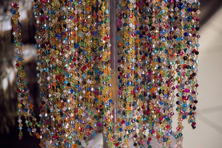 各种颜色的彩色珠子