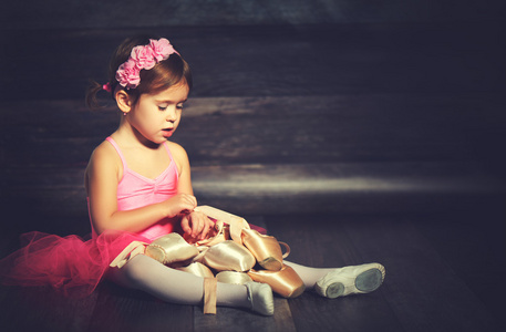 小儿童芭蕾与芭蕾足尖鞋和粉红色的裙子 t