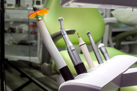 牙科工具在白色背景的顶部视图。口腔 医学