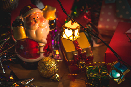 圣诞老人举行贝尔和内心的光芒，装饰品装饰圣诞快乐和新年快乐