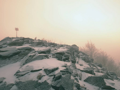 雪山在暴风雪中的山峰。冬季极端雾天气