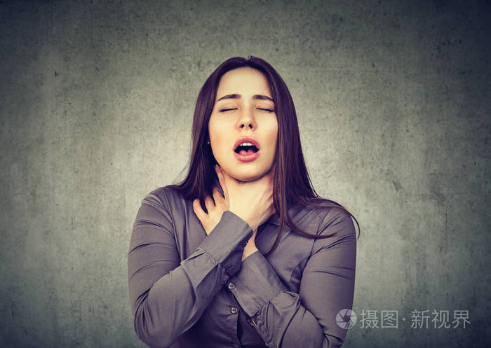 哮喘发作或令人窒息的女人不能呼吸患有呼吸问题