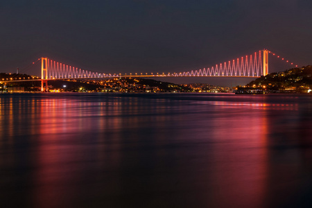 博斯普鲁斯海峡大桥夜景