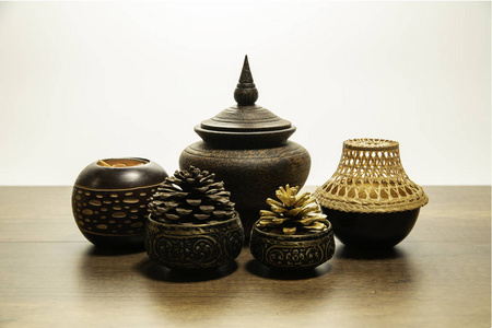 泰式碗配圆锥松木, 黄铜碗和蜡烛碗