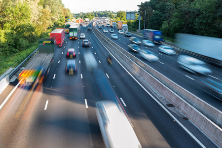 在英国机路在英国高速公路上的繁忙的交通移动以速度