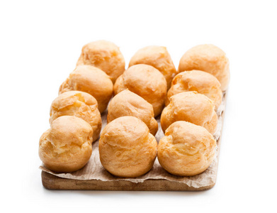 自制的 profiteroles 木板上的白色隔离