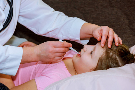 医生检查小女孩的体温体检, 儿童和医学概念