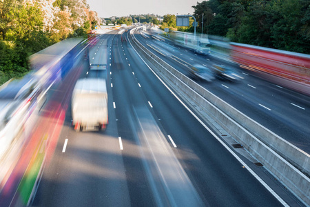 在英国机路在英国高速公路上的繁忙的交通移动以速度