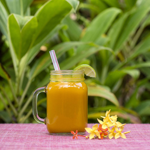 在玻璃杯, 自然背景下的姜黄, 姜, 柠檬和蜂蜜的能量补品饮料