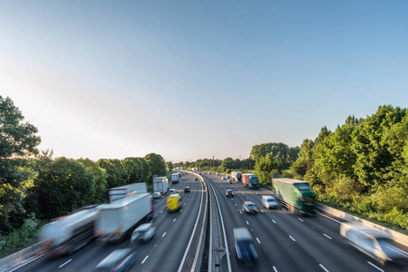 在英国机路在英国高速公路上的繁忙的交通移动以速度